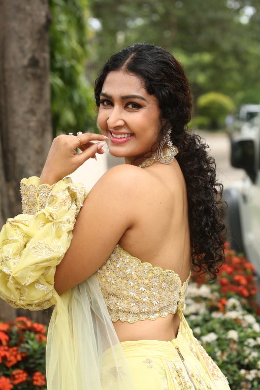 farnaz shetty Shows her Beauty in Modern Dress