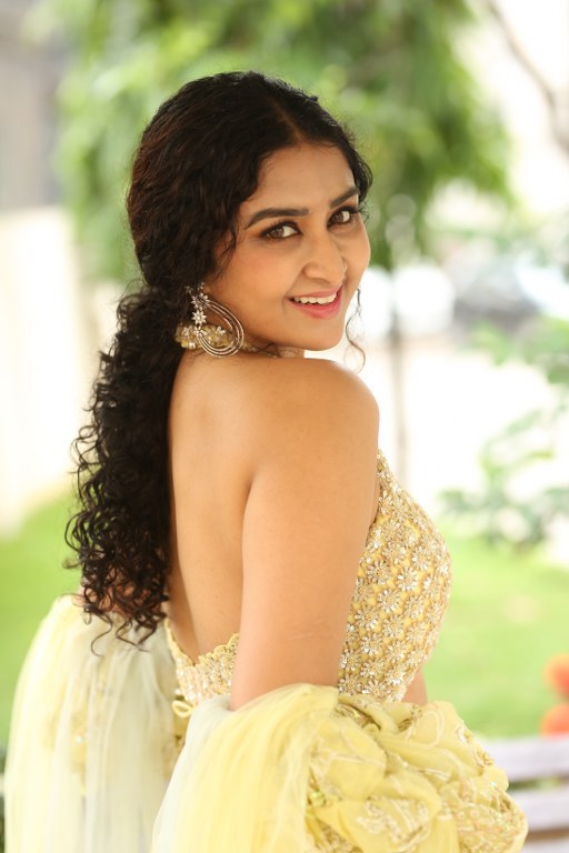 farnaz shetty Shows her Beauty in Modern Dress
