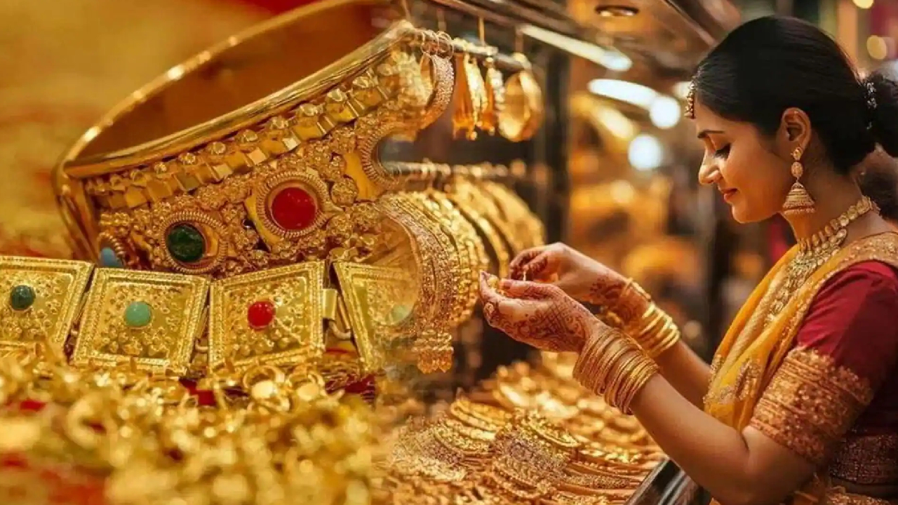 Gold Silver Price Today: పసిడి ప్రియులకు గుడ్ న్యూస్.. కొనుగోలుదారులకు మంచి అవకాశం.. హైదరాబాద్ లో తులం ఎంతంటే?