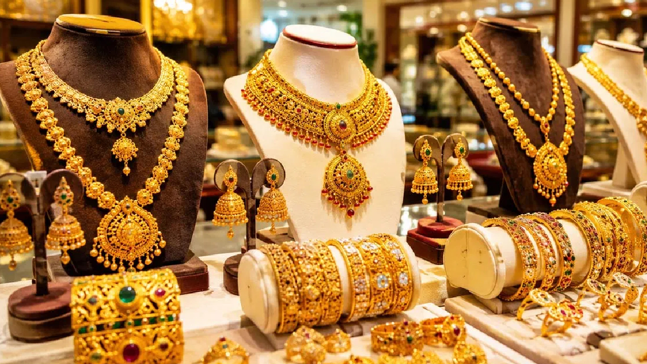 Gold-Silver Prices Today: పసిడి ప్రియులకు గుడ్ న్యూస్.. తగ్గిన బంగారం ధరలు.. హైదరాబాద్ లో తులం ధర ఎంతంటే?