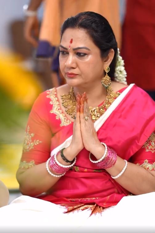 Hema Kolla Performed Pooja with Her Family