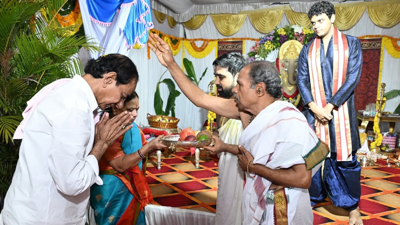Kalvakuntla Himanshu Rao : తాతయ్య కేసీఆర్‌తో కలిసి గణపయ్యకు పూజలు నిర్వహించిన కేటీఆర్ కొడుకు.. ఫొటోలు వైరల్..