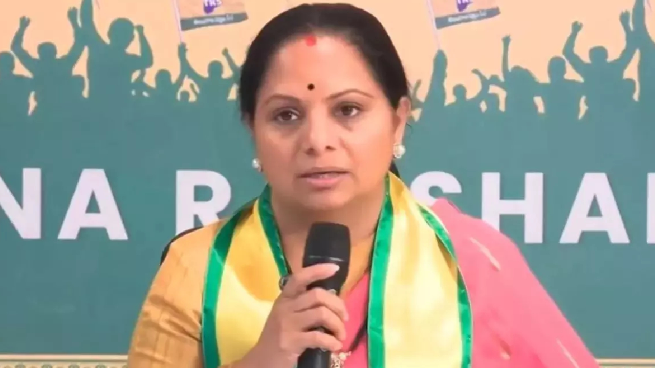 Kalvakuntla Kavitha: పరీక్ష రాసే డీజీపీ అయ్యావా? కానిస్టేబుల్‌ను వెంటనే అరెస్ట్ చేయాలి.. డీజీపీపై కల్వకుంట్ల కవిత ఫైర్