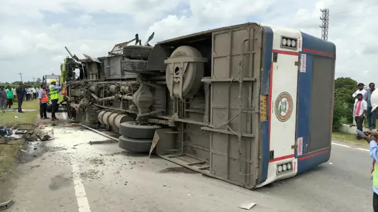 RTC Bus Accident: నడిరోడ్డుపై ఆర్టీసీ బస్సు బోల్తా.. అక్కడికక్కడే డ్రైవర్ మృతి.. కామారెడ్డిలో ఘోర ప్రమాదం
