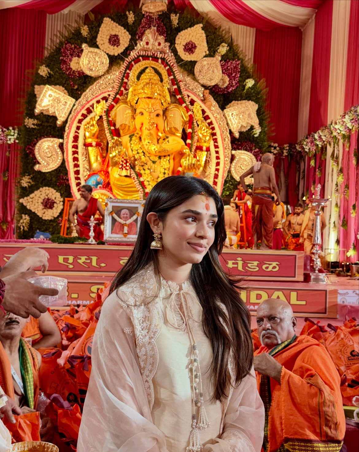 Krithi Shetty Visits Vinayaka Idols in Mumbai