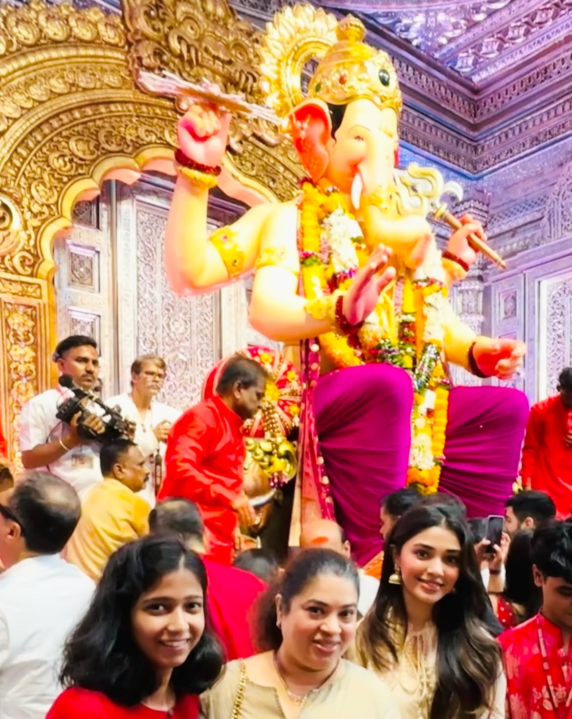 Krithi Shetty Visits Vinayaka Idols in Mumbai