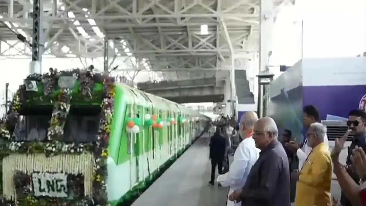 LNG Train India : రైల్వేల్లో మరో కొత్త అధ్యాయం.. దేశంలోనే ఫస్ట్ LNG రైలు పట్టాలెక్కింది..!