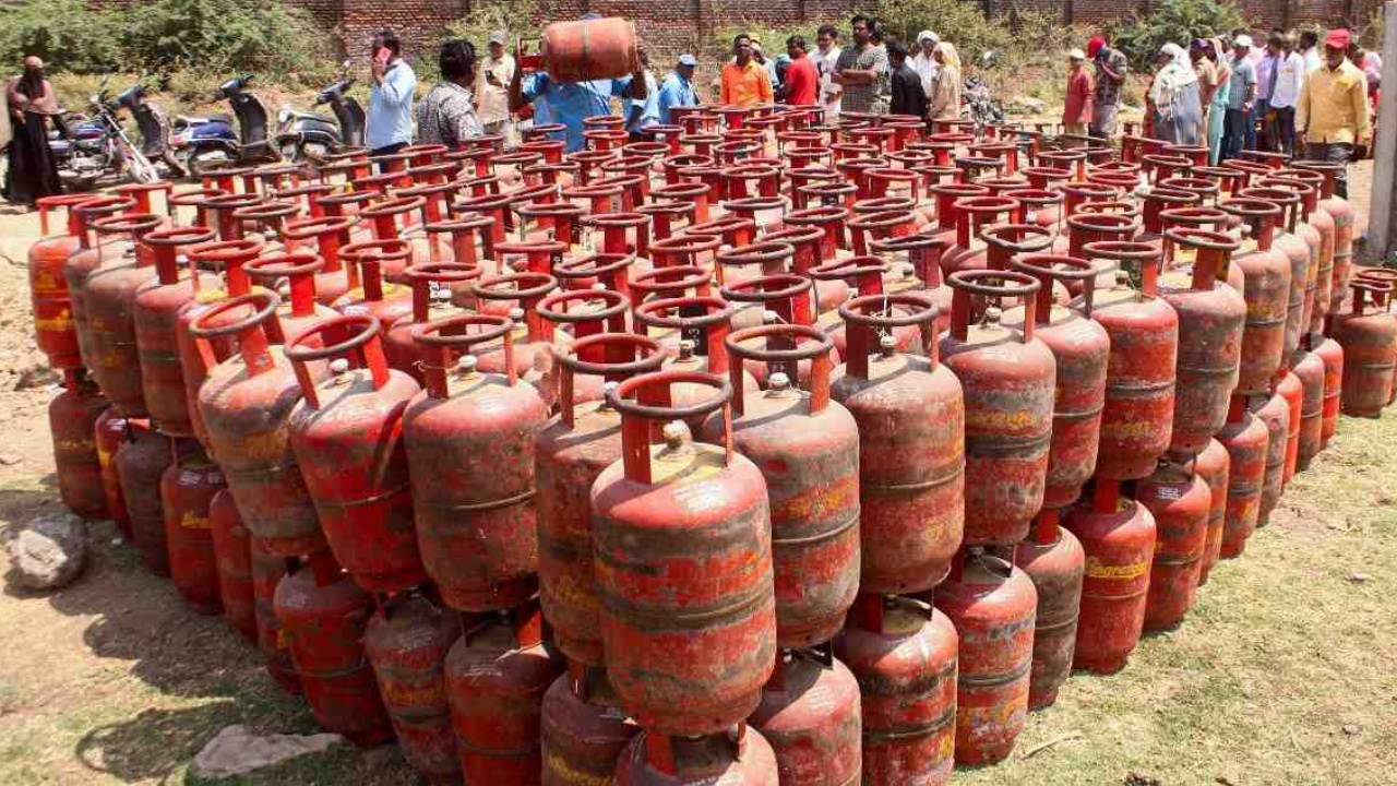 LPG Cylinder eKYC : గ్యాస్ బుక్ చేస్తున్నారా? అక్టోబర్ 1 నుంచి ఈ పని చేయకపోతే రాయితీ సిలిండర్ కట్! వెంటనే ఇలా చేయండి