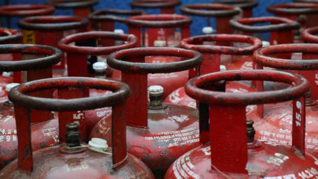 LPG eKYC : గ్యాస్ వినియోగదారులకు బిగ్ అలర్ట్.. అక్టోబర్ నుంచి కొత్తరూల్.. వెంటనే ఇలా చేయండి..