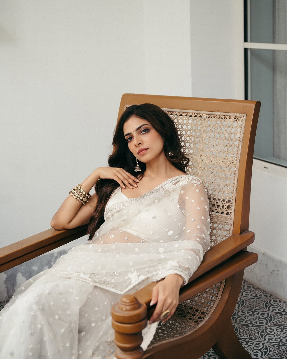 Malavika Mohanan Shows her Beauty in Transparent White Saree