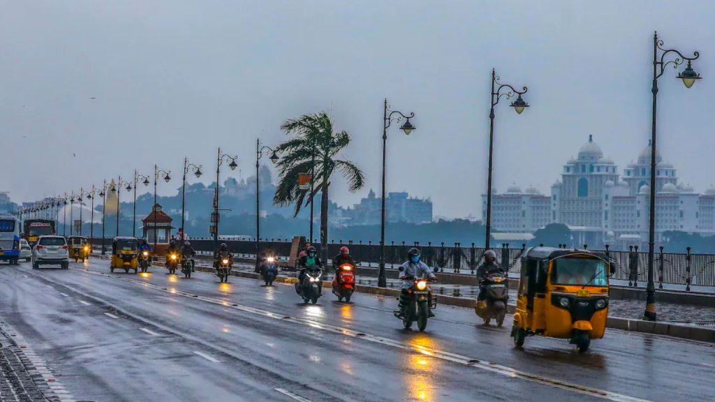 Telangana Rains: తెలంగాణలో రానున్న 48 గంటల్లో భారీ వర్షాలు.. పలు జిల్లాలకు ఆరెంజ్, ఎల్లో హెచ్చరికలు.. హైదరాబాద్ ప్రజలు జ Telangana Rains: తెలంగాణలో రానున్న 48 గంటల్లో భారీ వర్షాలు.. పలు జిల్లాలకు ఆరెంజ్, ఎల్లో హెచ్చరికలు.. హైదరాబాద్ ప్రజలు జ