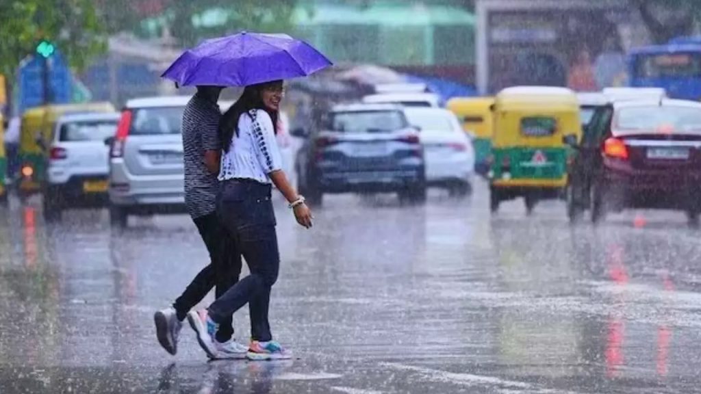 Rain Alert: తెలుగు రాష్ట్రాల్లో వర్షాల అలర్ట్.. హైదరాబాద్ సహా 6 జిల్లాలకు ఆరెంజ్ అలర్ట్.. వాతావరణ శాఖ కీలక హెచ్చరిక! Rain Alert: తెలుగు రాష్ట్రాల్లో వర్షాల అలర్ట్.. హైదరాబాద్ సహా 6 జిల్లాలకు ఆరెంజ్ అలర్ట్.. వాతావరణ శాఖ కీలక హెచ్చరిక!