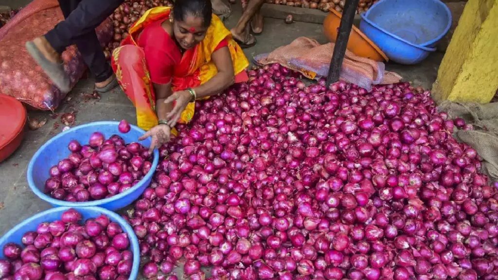 Onion Price Hike: కన్నీళ్లు పెట్టిస్తున్న ఉల్లిధర.. ఏడాదిలోనే 94 శాతం పెరుగుదల.. కిలో ఎంత ఉందో తెలుసా?