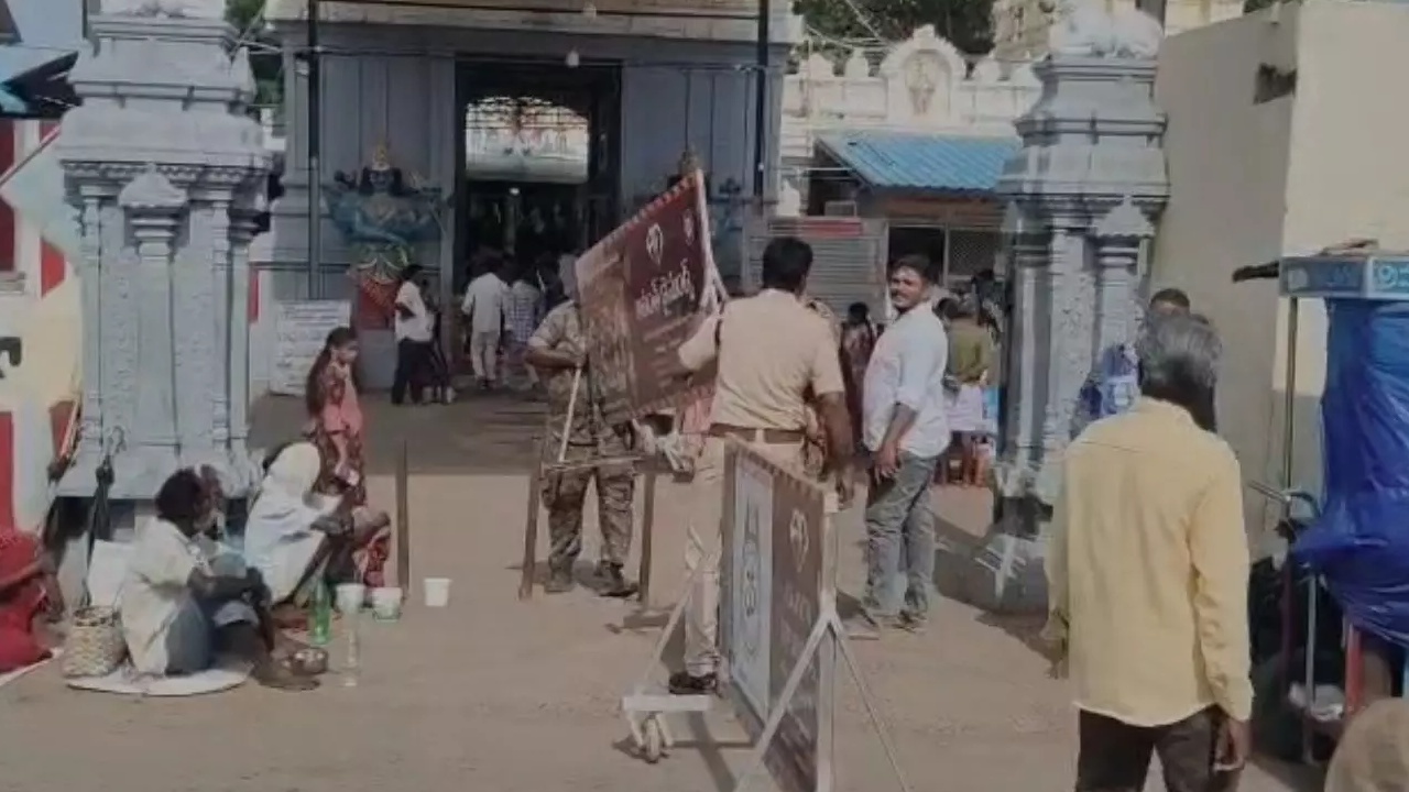 Pedakakani : గుంటూరు జిల్లా పెదకాకానిలో హైటెన్షన్.. అమ్మవారికి మంగళసూత్రం విషయంలో వైసీపీ, టీడీపీ మధ్య రగడ!