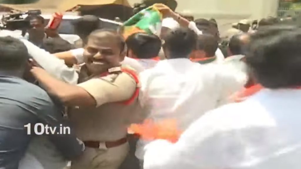 BJP Leaders Arrest: బీజేపీ నేతల అసెంబ్లీ ముట్టడికి యత్నం.. పోలీసులతో తోపులాట, అరెస్టులు BJP Leaders Arrest: బీజేపీ నేతల అసెంబ్లీ ముట్టడికి యత్నం.. పోలీసులతో తోపులాట, అరెస్టులు