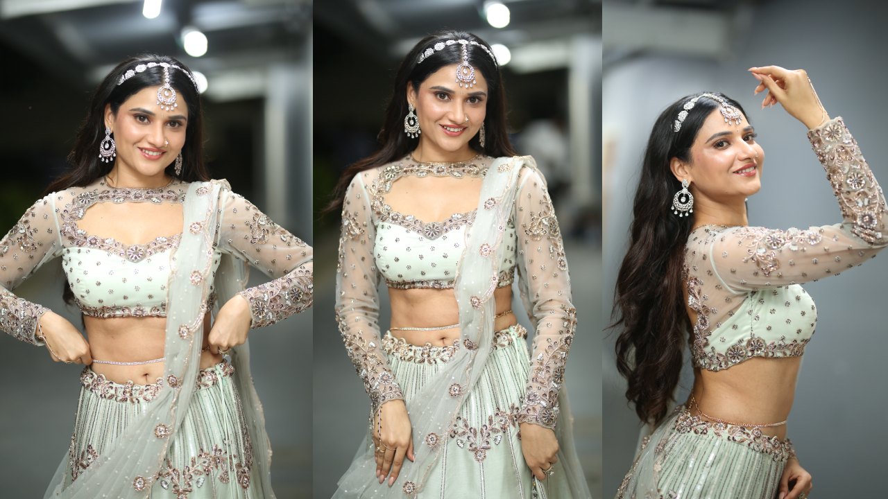 Prisha Singh : ‘మేనక’గా ప్రిషా సింగ్.. గాగ్రాచోళిలో నాభి అందాలు చూపిస్తూ.. ప్రీ రిలీజ్ ఈవెంట్లో సందడి..