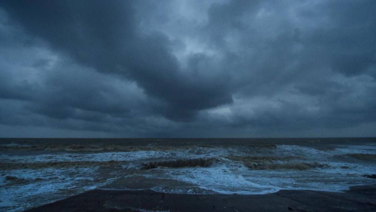 Weather Report : తెలుగు రాష్ట్రాలకు రెయిన్ అలర్ట్.. వచ్చే మూడ్రోజులు ఈ జిల్లాల్లో భారీ వర్షాలు.. భీకర గాలులు.. హెచ్చరికలు జారీ..