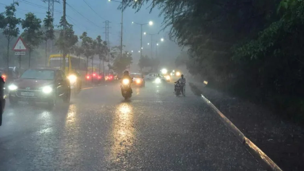 Telangana Rains: తెలంగాణ వ్యాప్తంగా వాతావరణంలో మార్పు.. 48 గంటల్లో భారీ వర్ష సూచన.. పలు జిల్లాలకు అలర్ట్