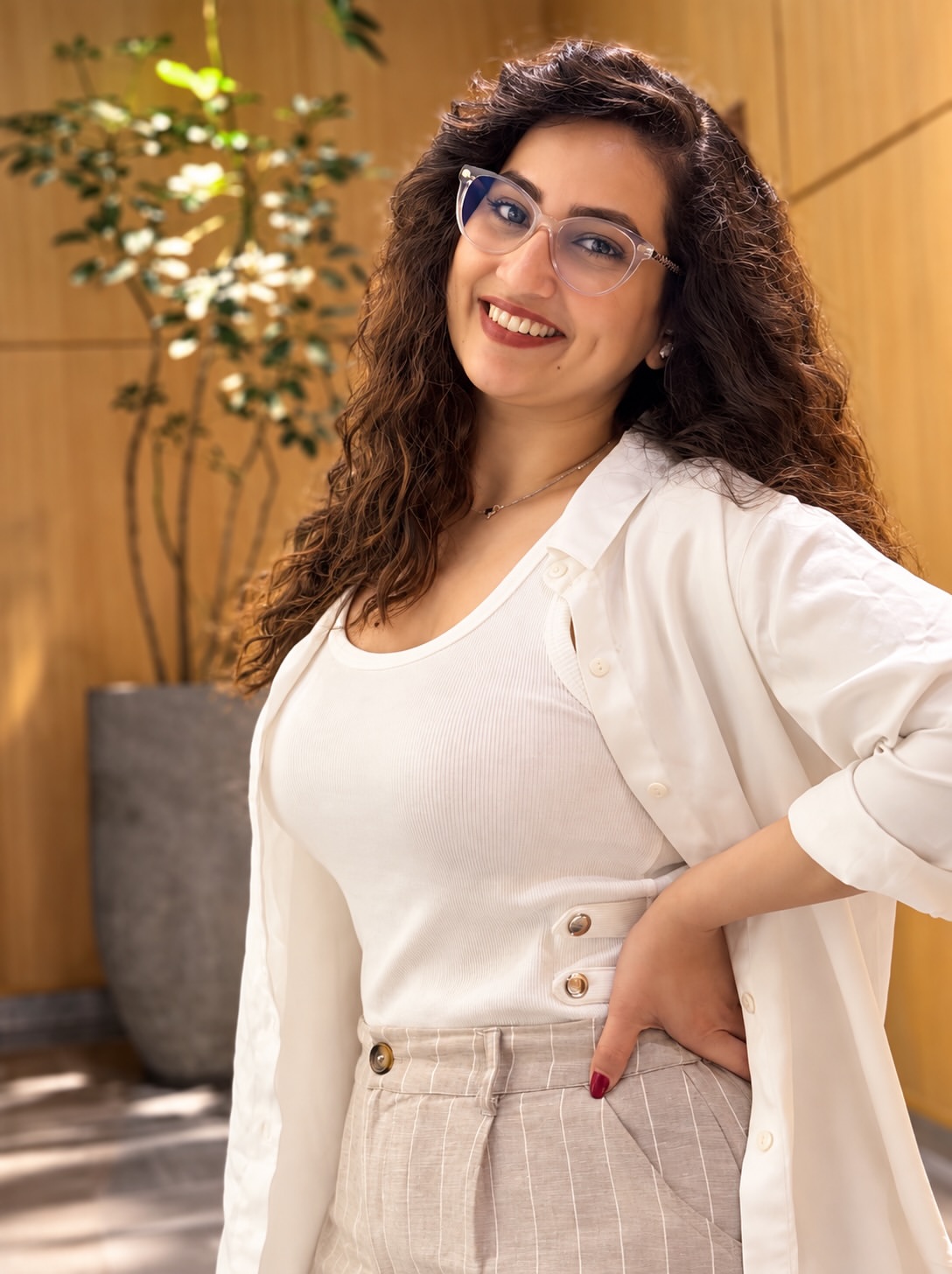 Anchor Manjusha Cute Photos in Specs