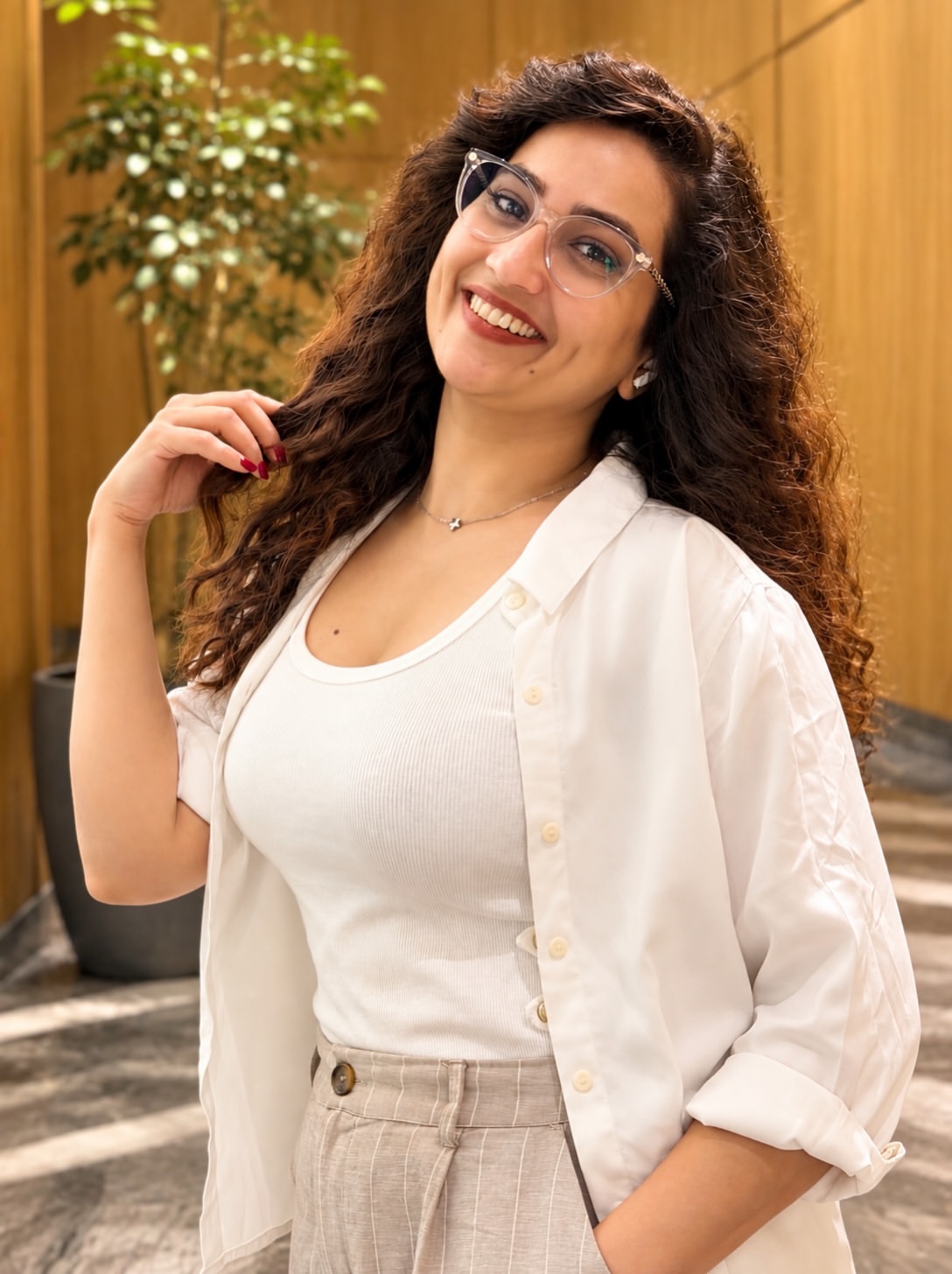 Anchor Manjusha Cute Photos in Specs