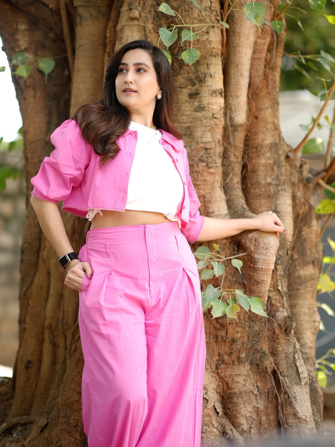 Anchor Manjusha Looks in Pink Dress