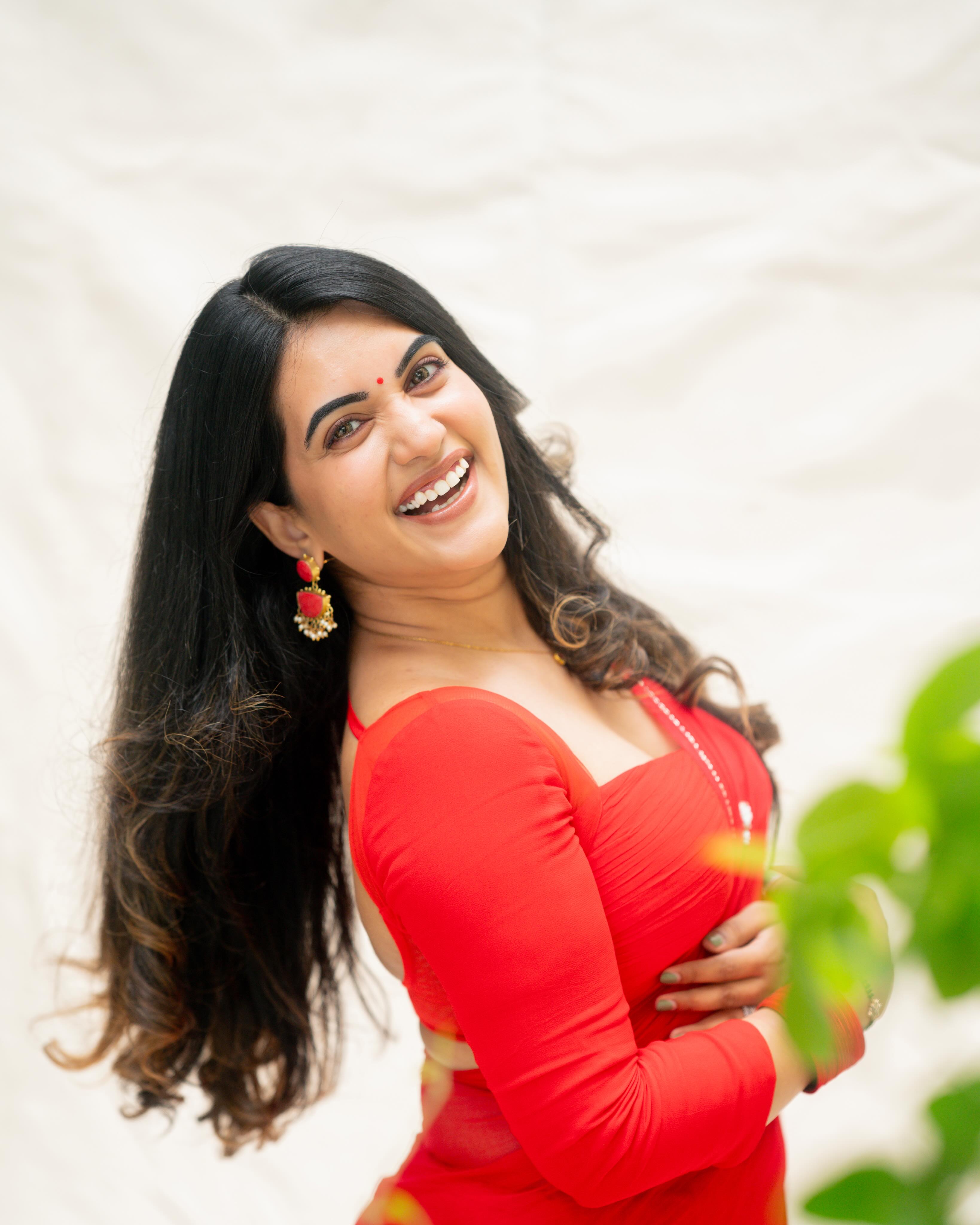 Sravanthi Chokarapu Stunning Looks in Red Saree