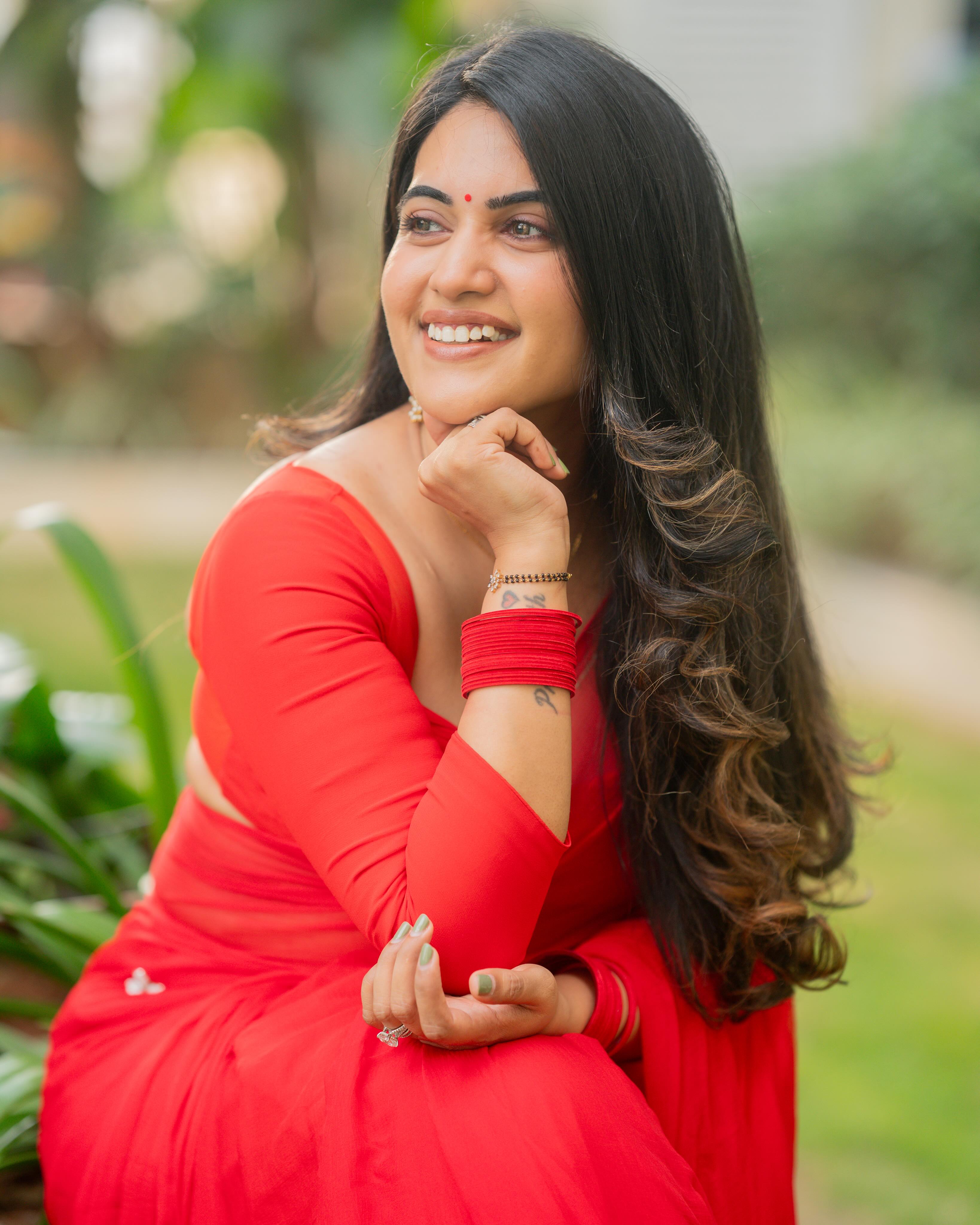 Sravanthi Chokarapu Stunning Looks in Red Saree