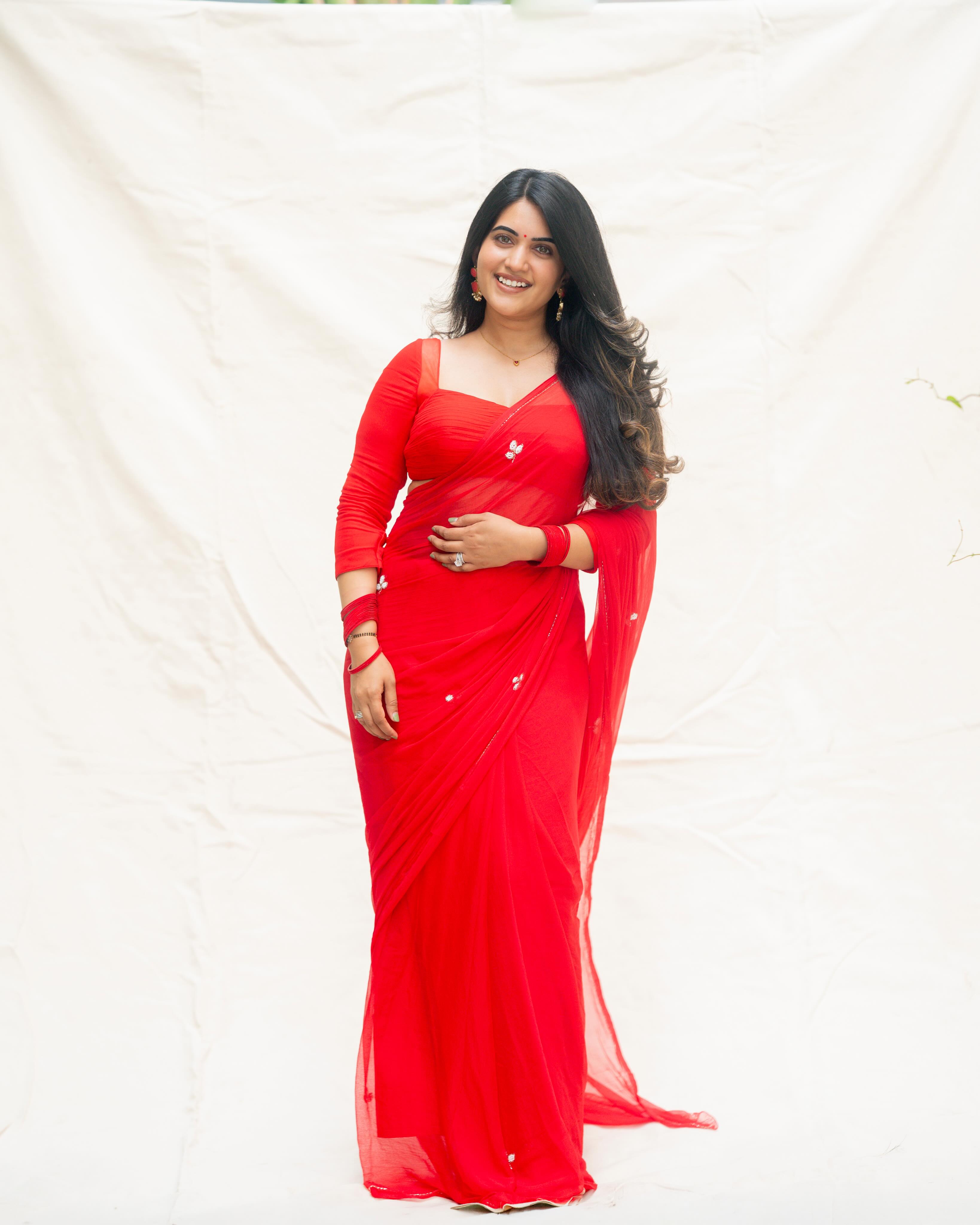 Sravanthi Chokarapu Stunning Looks in Red Saree