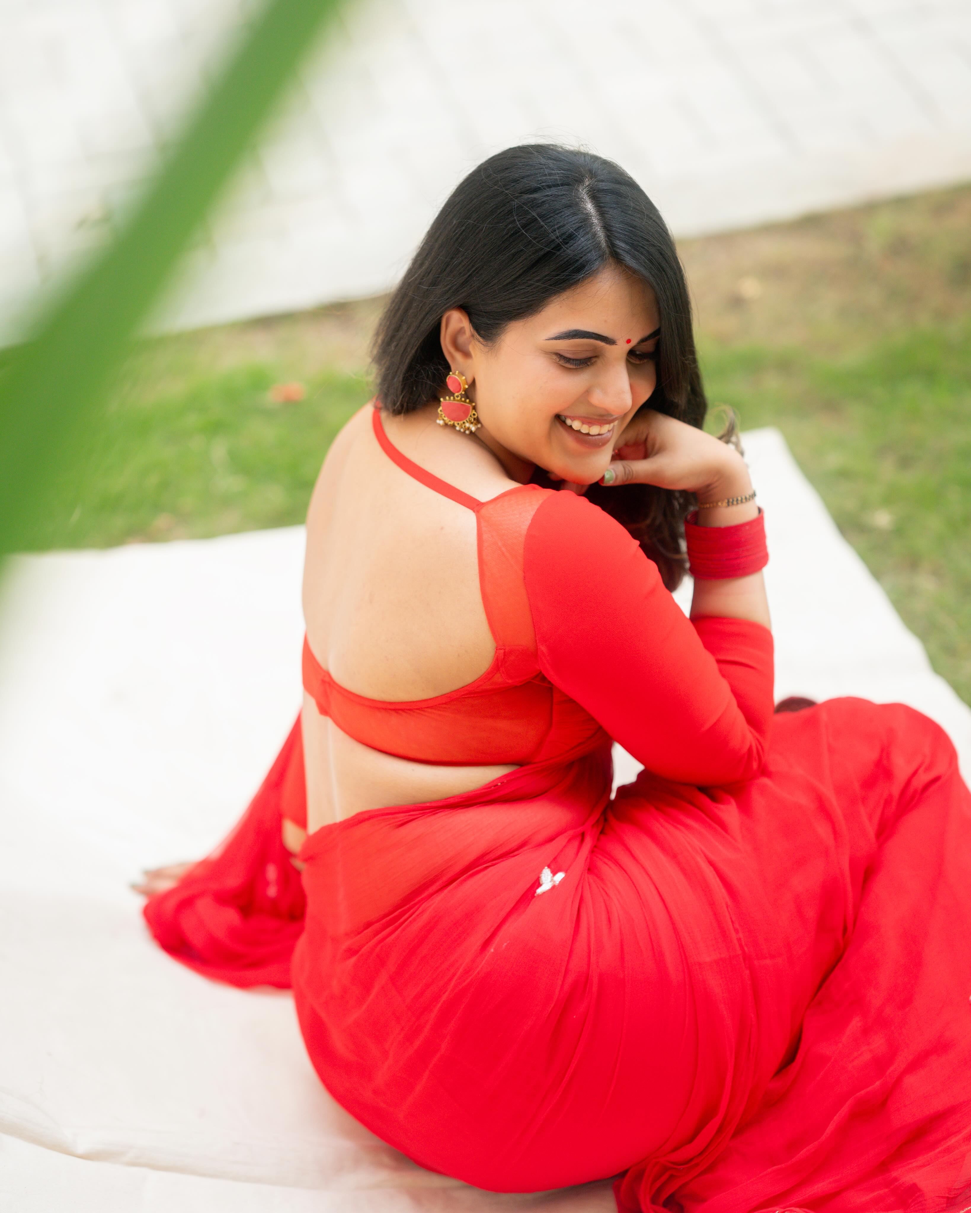 Sravanthi Chokarapu Stunning Looks in Red Saree