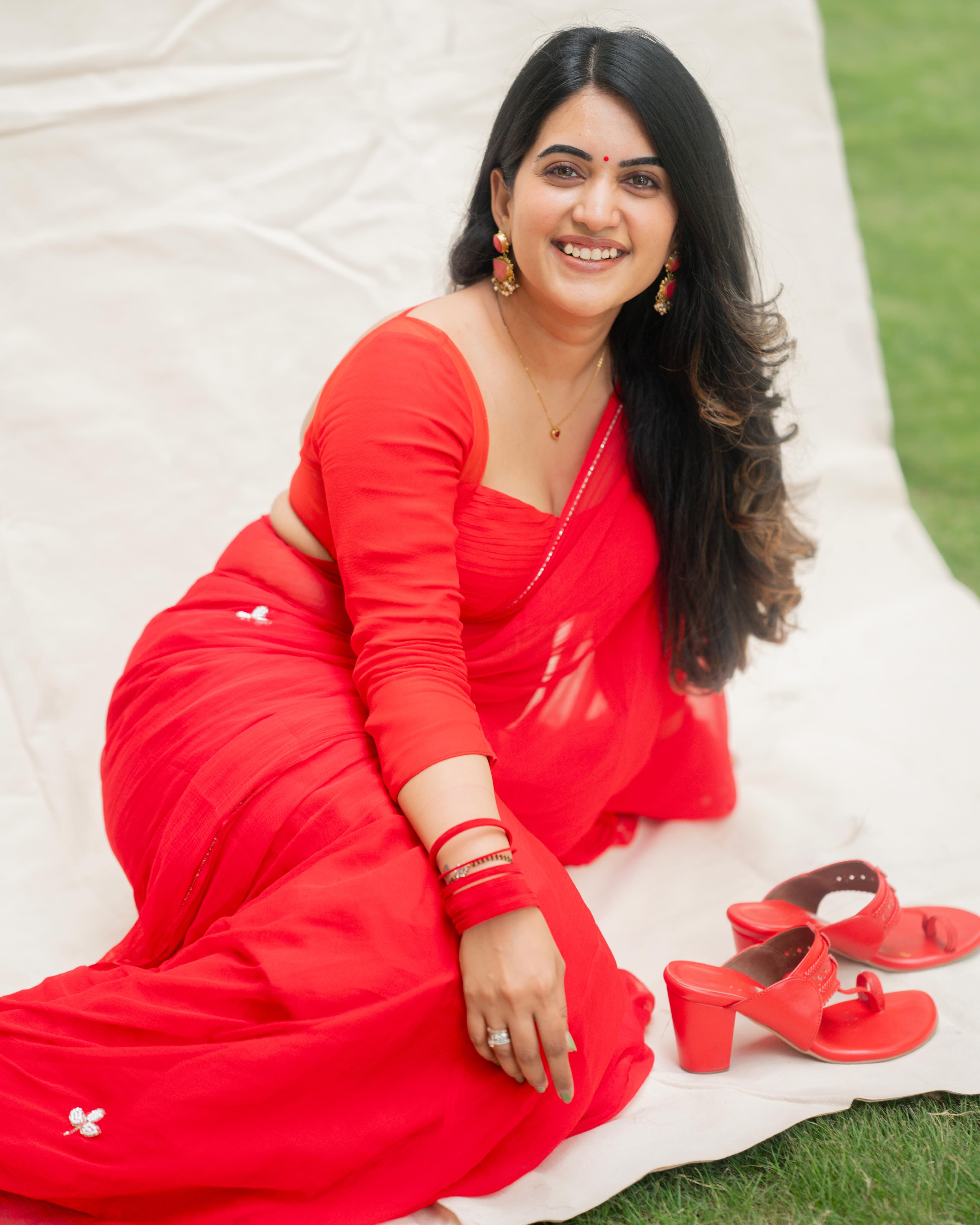 Sravanthi Chokarapu Stunning Looks in Red Saree
