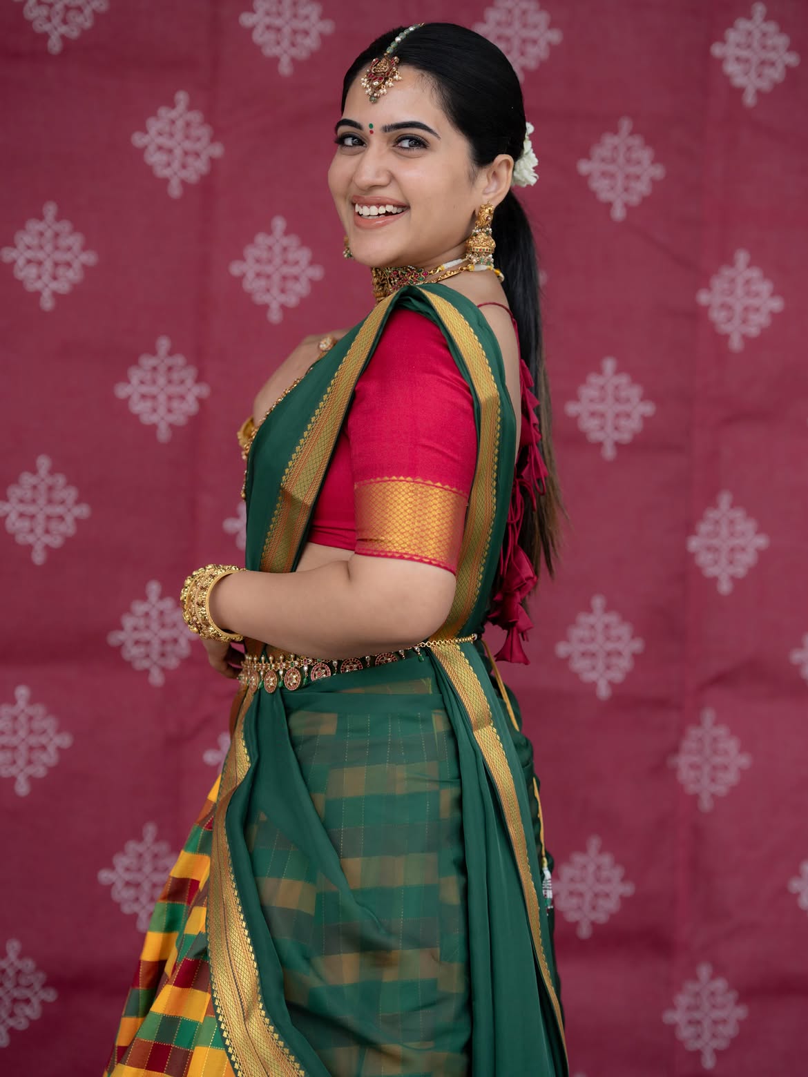 Anchor Sravanthi Chokarapu Cute Looks in Half Saree