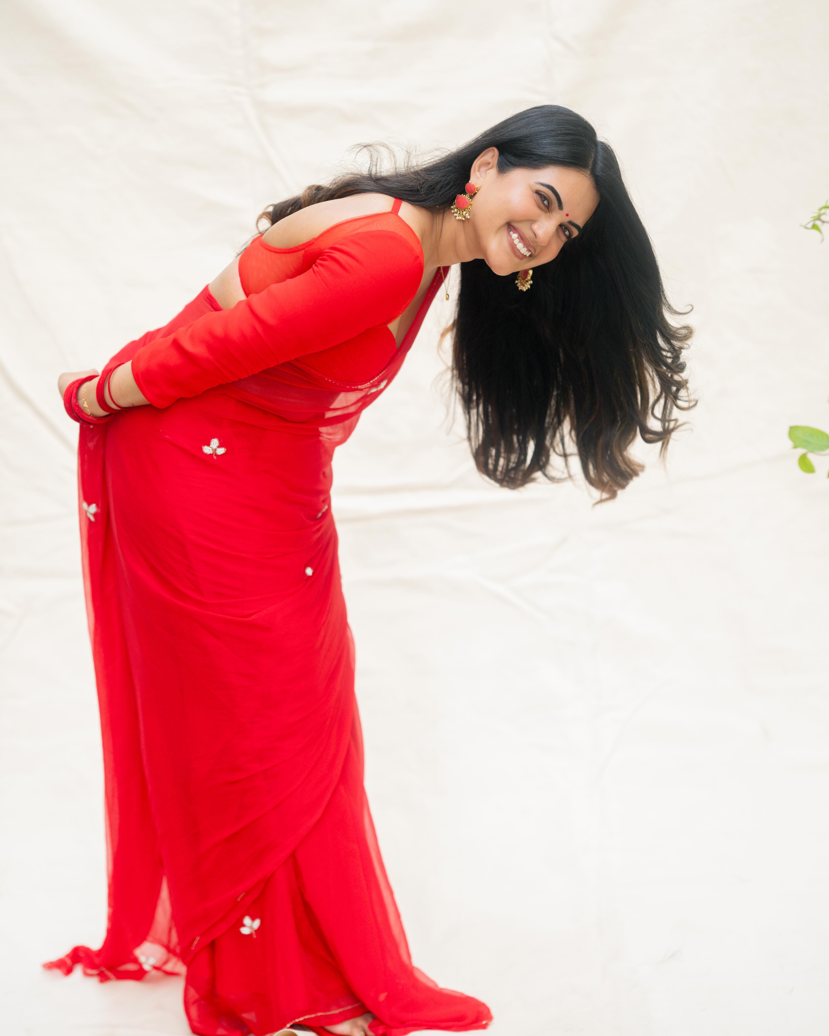 Sravanthi Chokarapu Stunning Looks in Red Saree