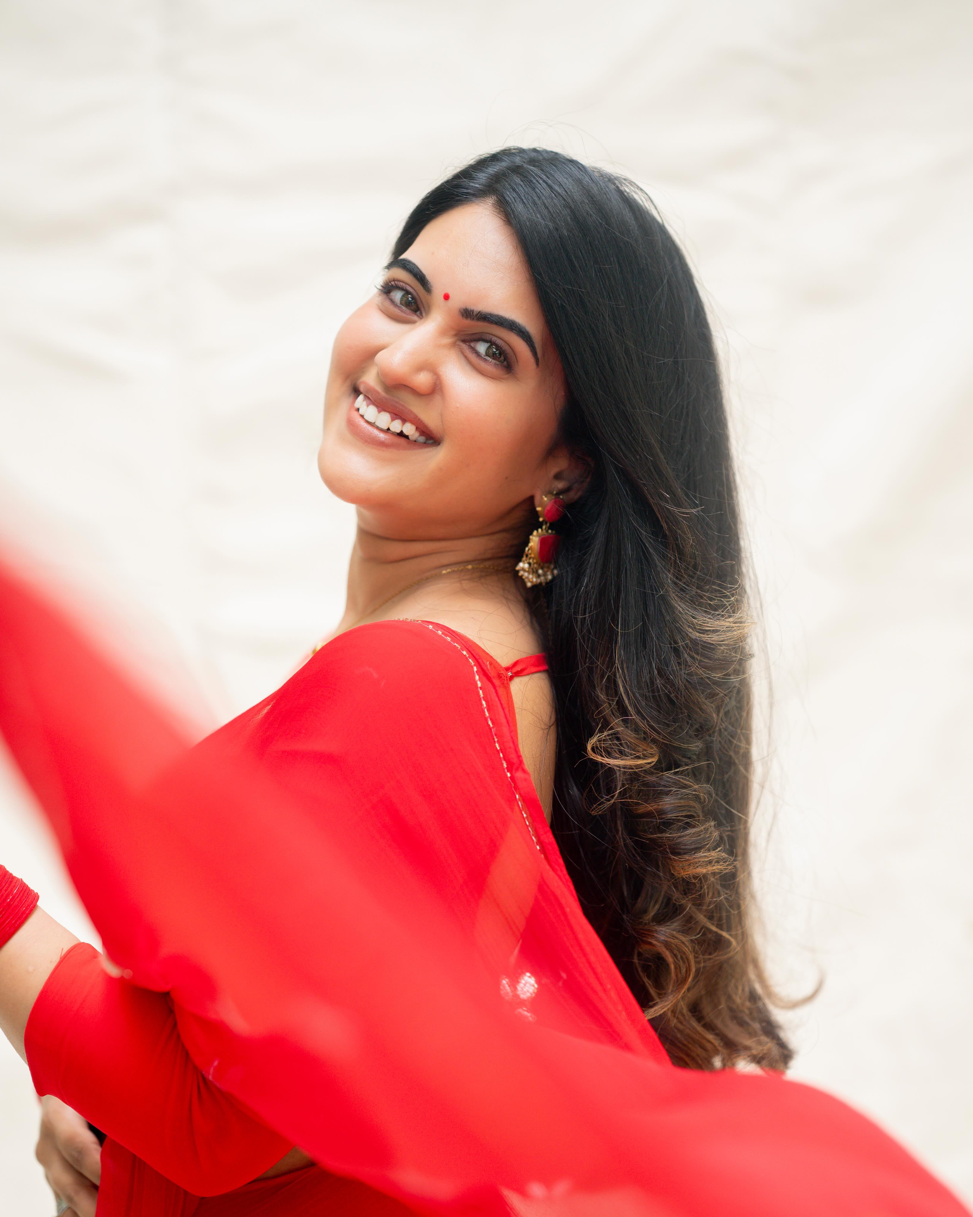 Sravanthi Chokarapu Stunning Looks in Red Saree