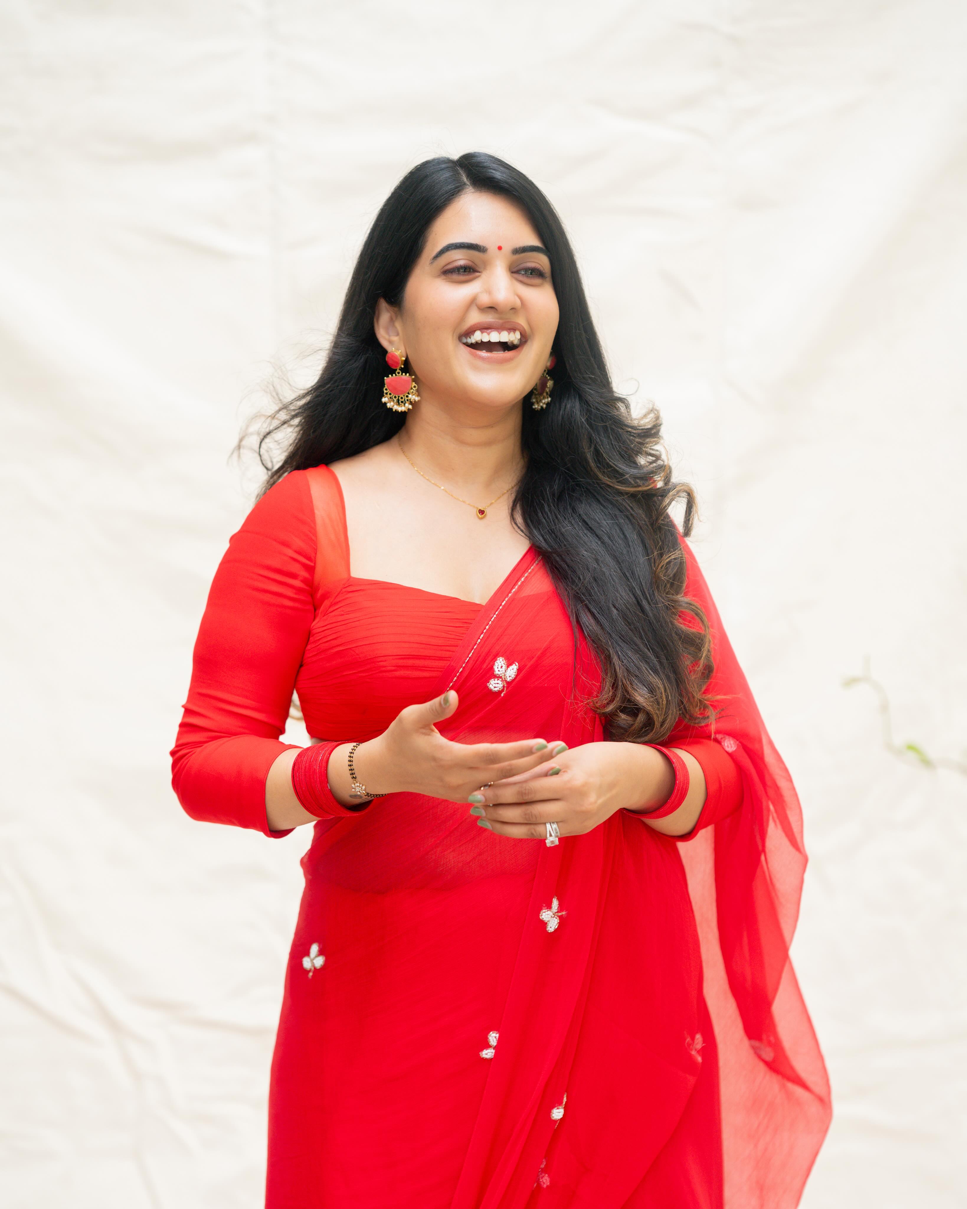 Sravanthi Chokarapu Stunning Looks in Red Saree