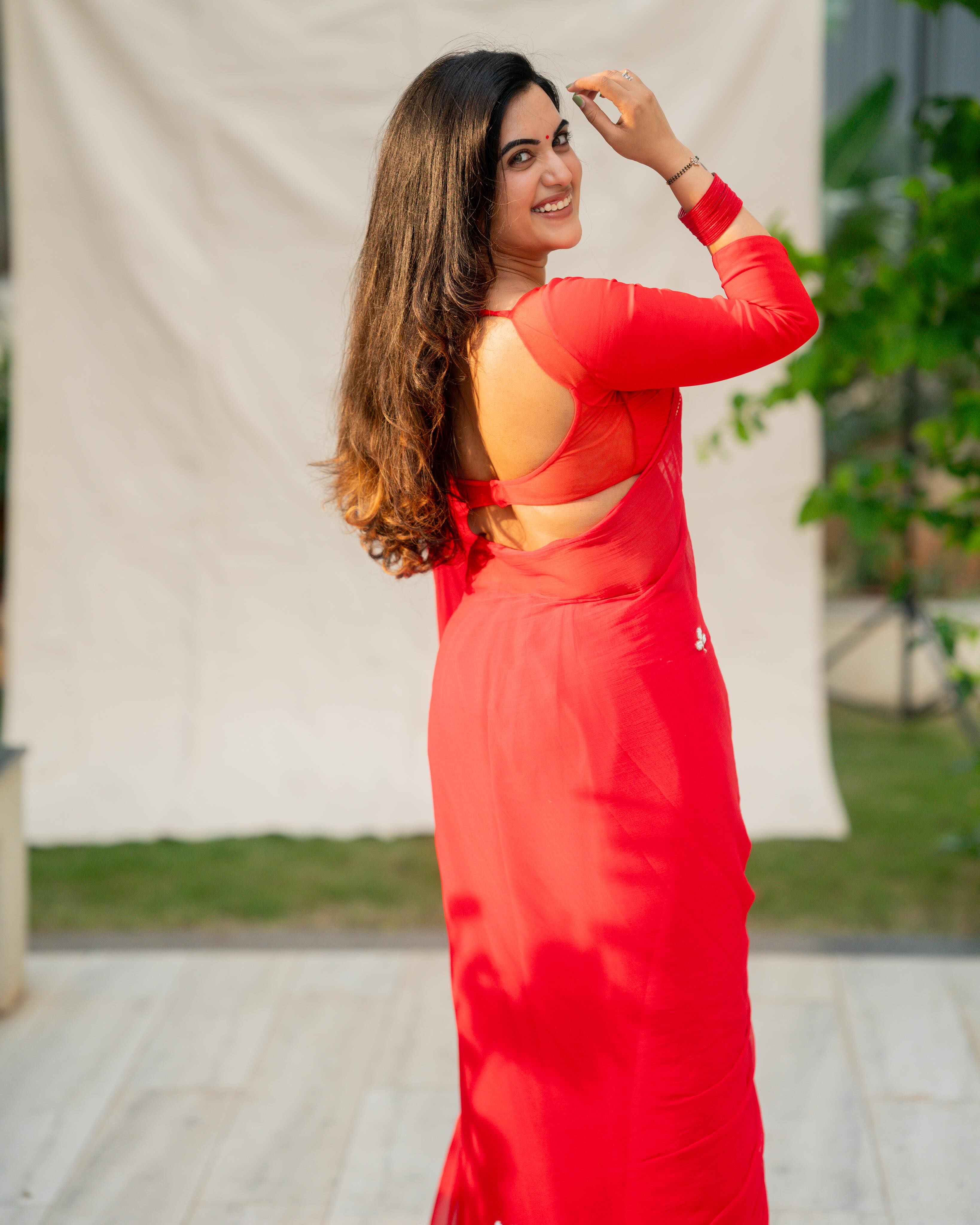 Sravanthi Chokarapu Stunning Looks in Red Saree