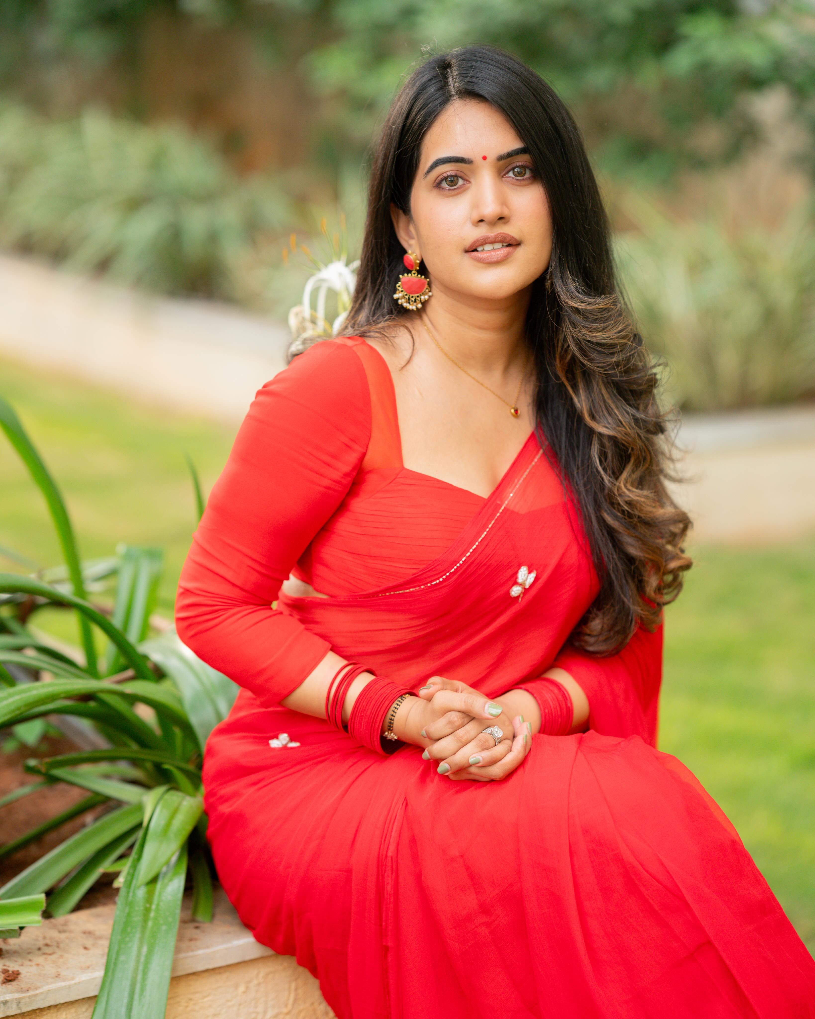 Sravanthi Chokarapu Stunning Looks in Red Saree