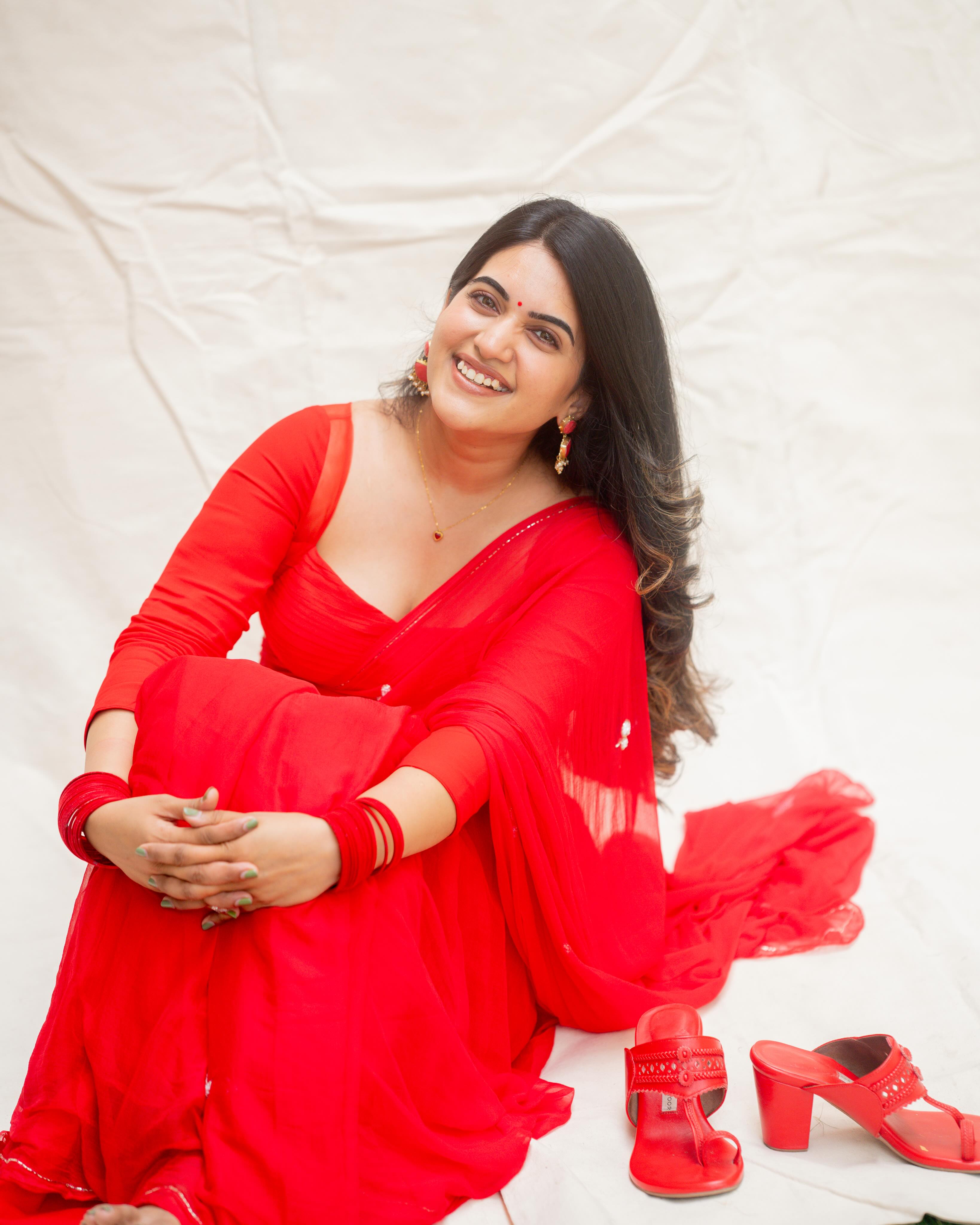 Sravanthi Chokarapu Stunning Looks in Red Saree