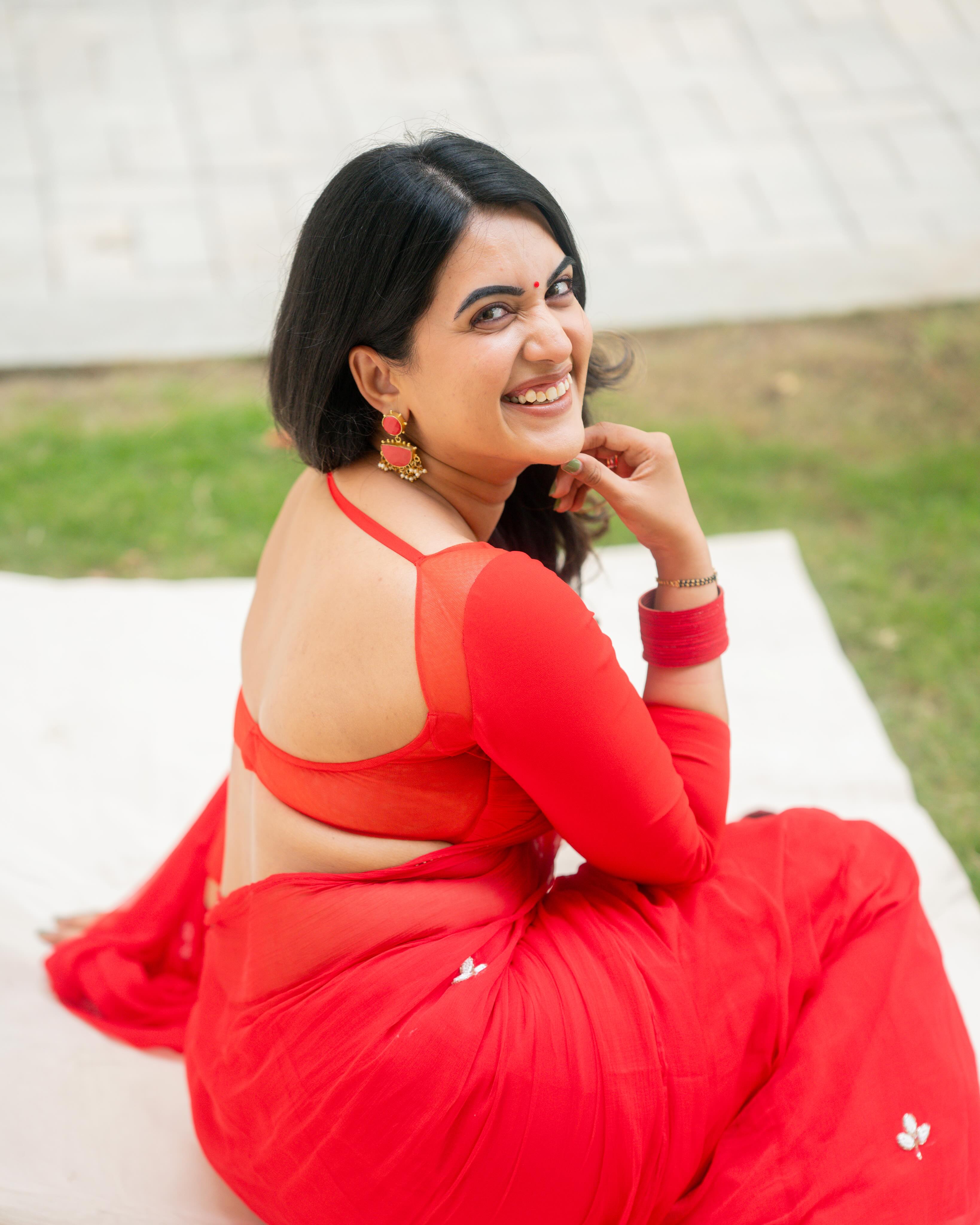 Sravanthi Chokarapu Stunning Looks in Red Saree