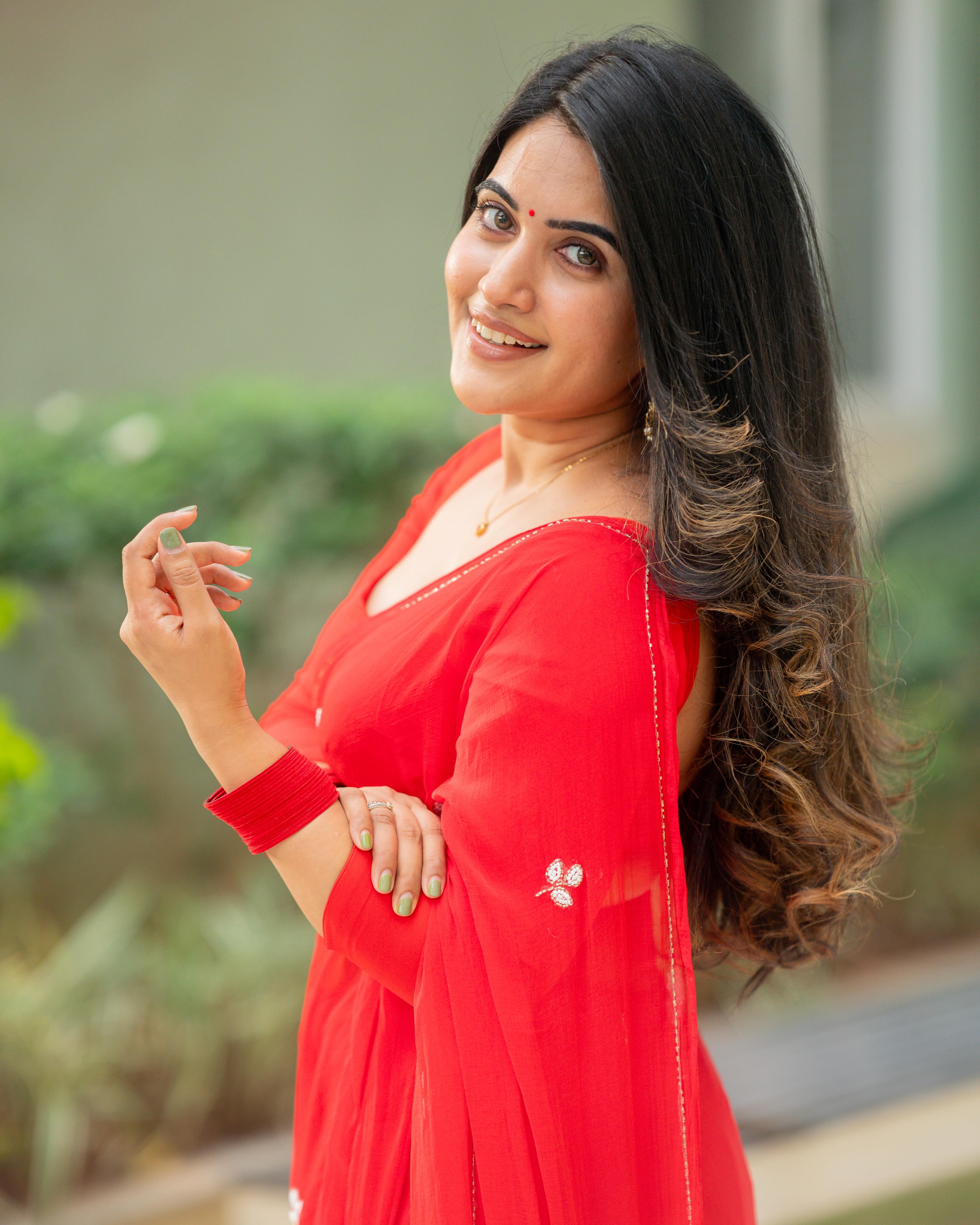 Sravanthi Chokarapu Stunning Looks in Red Saree