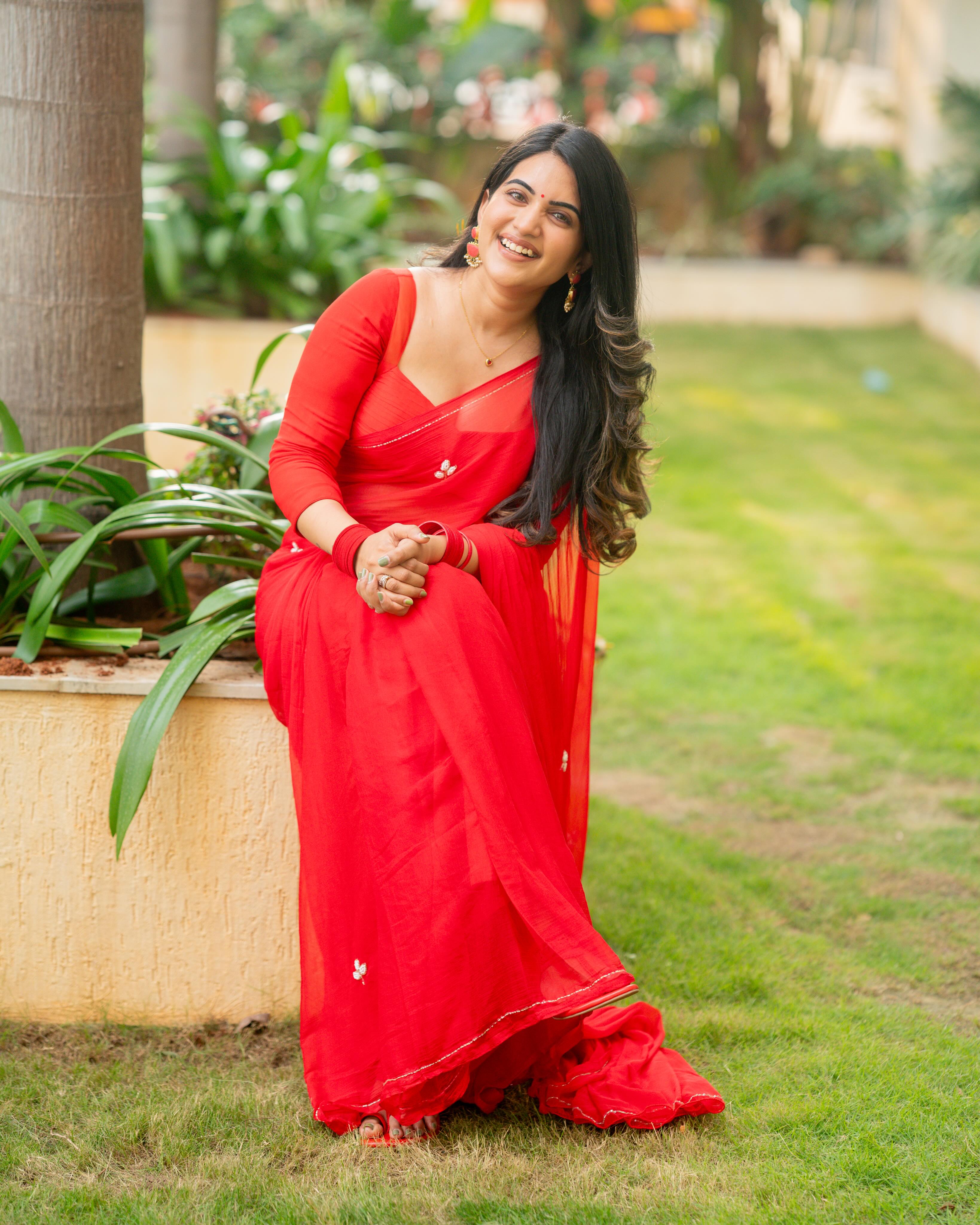 Sravanthi Chokarapu Stunning Looks in Red Saree