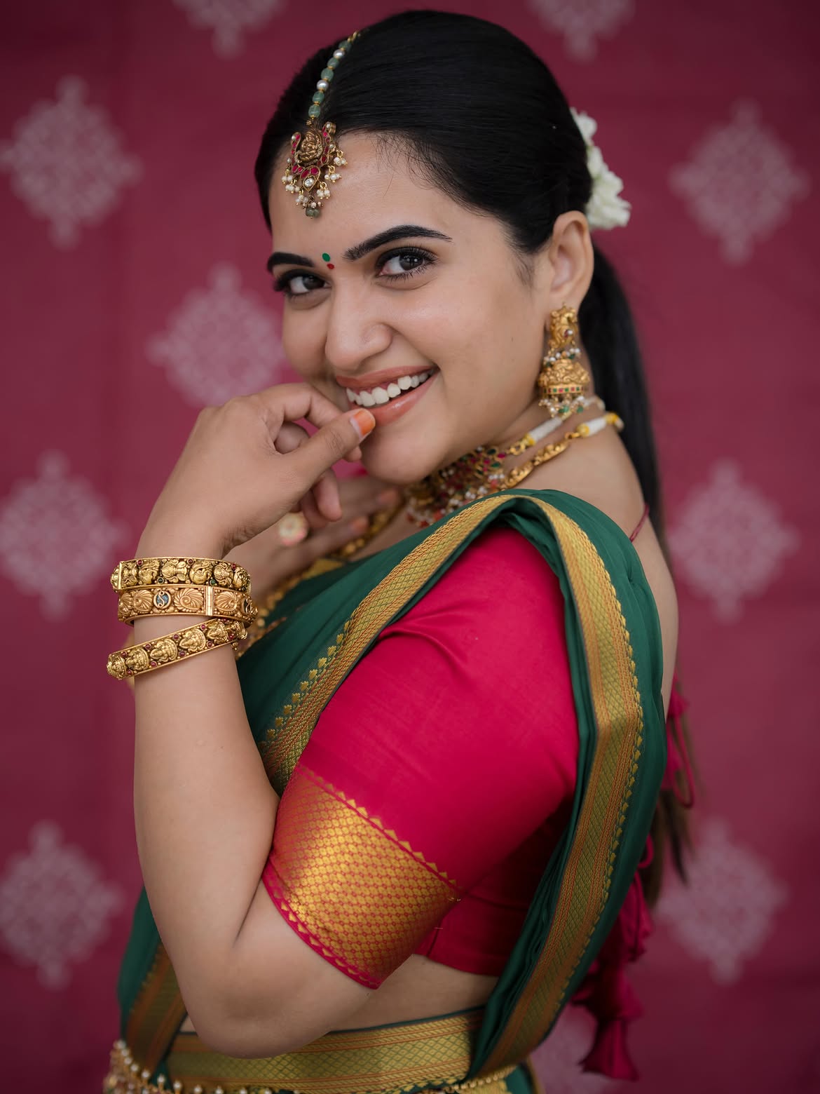 Anchor Sravanthi Chokarapu Cute Looks in Half Saree