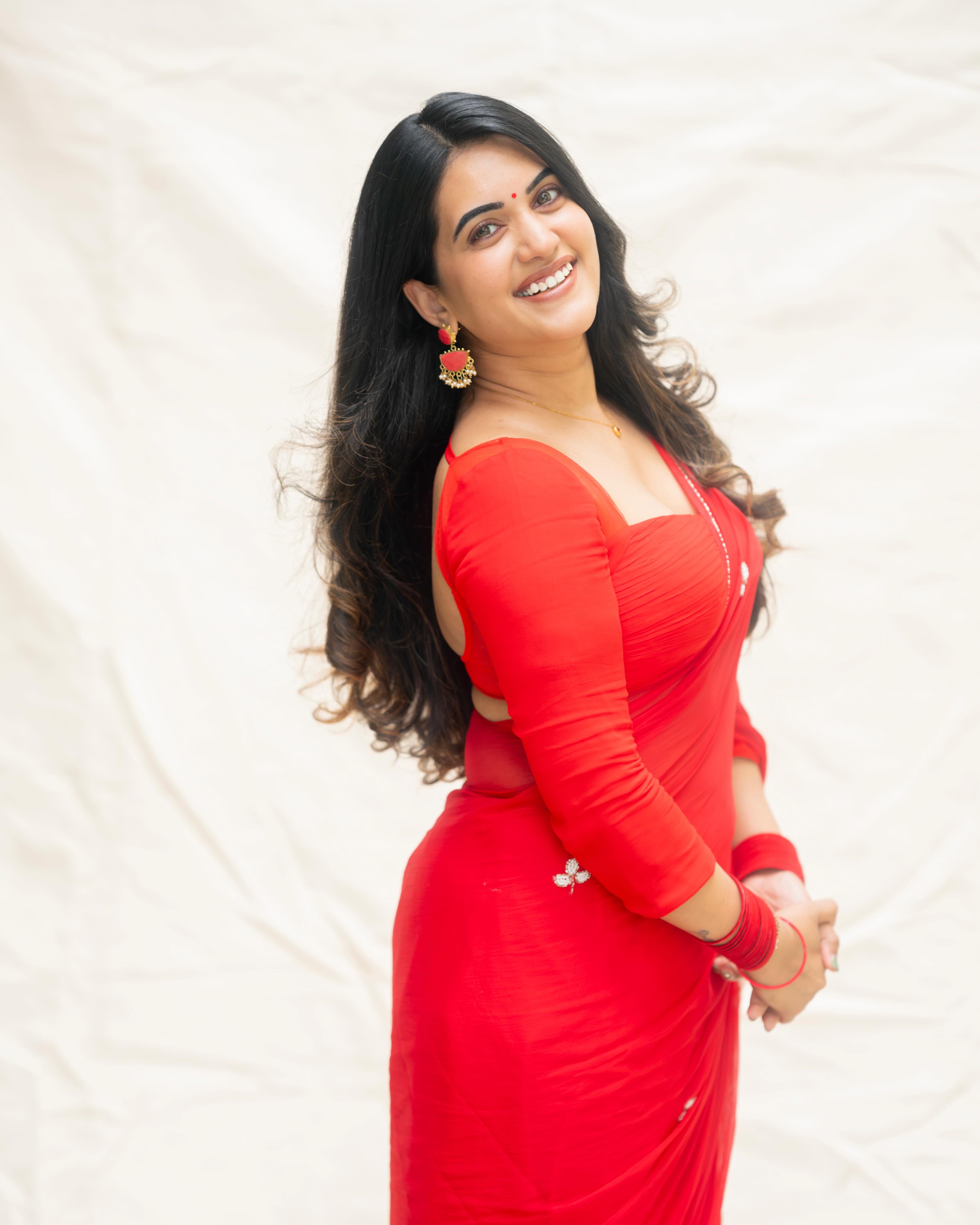 Sravanthi Chokarapu Stunning Looks in Red Saree