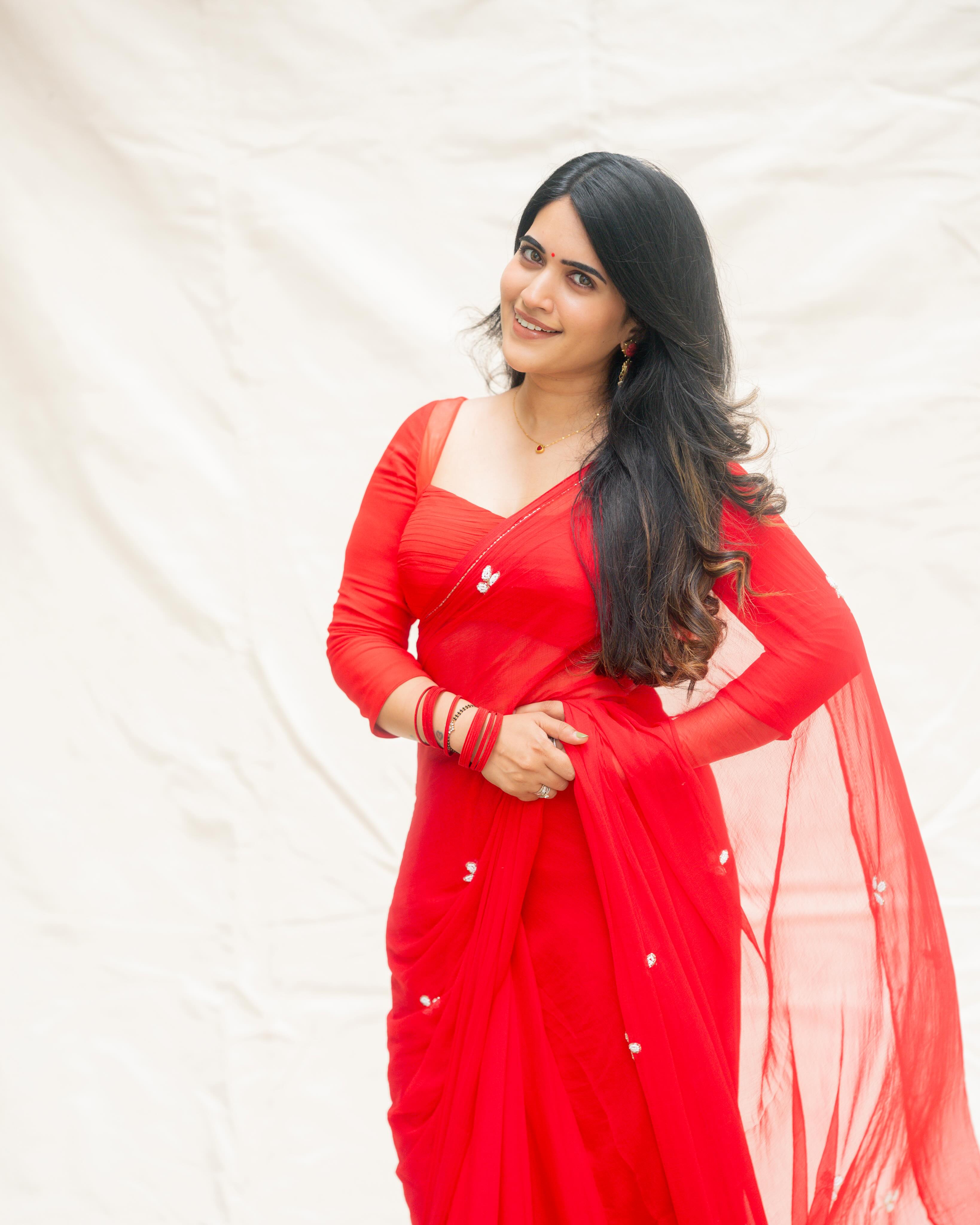 Sravanthi Chokarapu Stunning Looks in Red Saree