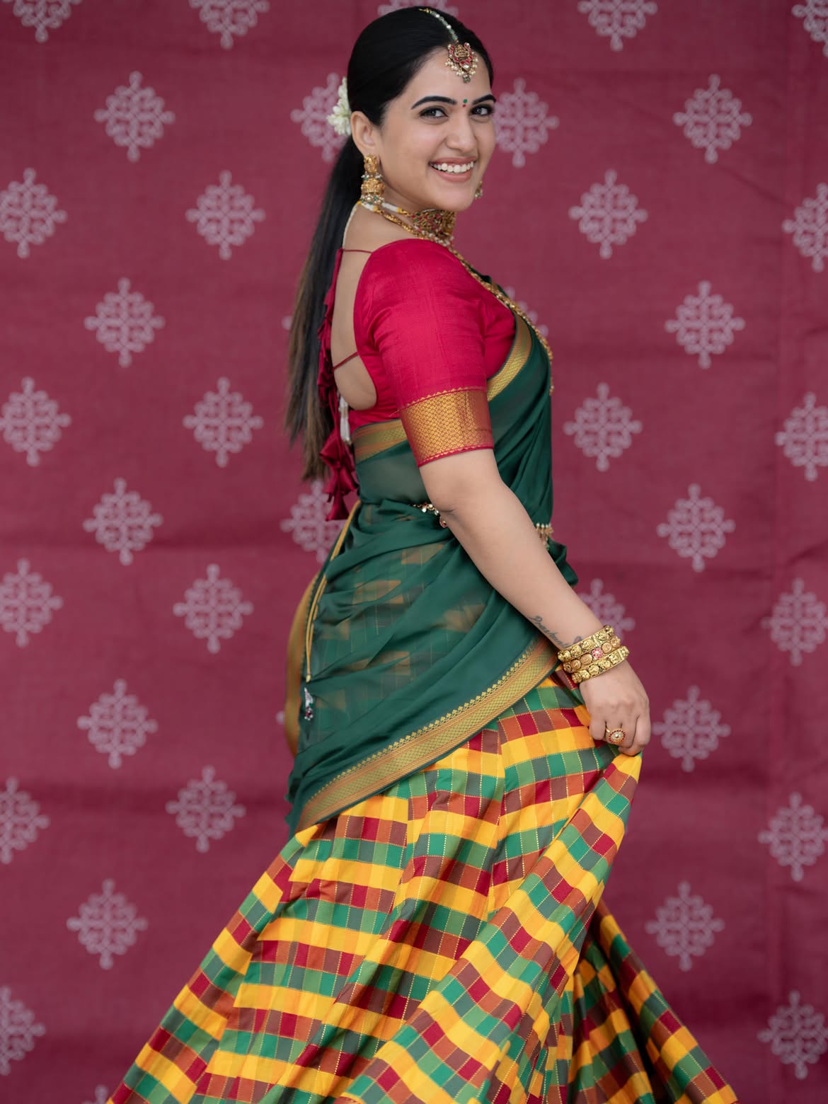 Anchor Sravanthi Chokarapu Cute Looks in Half Saree