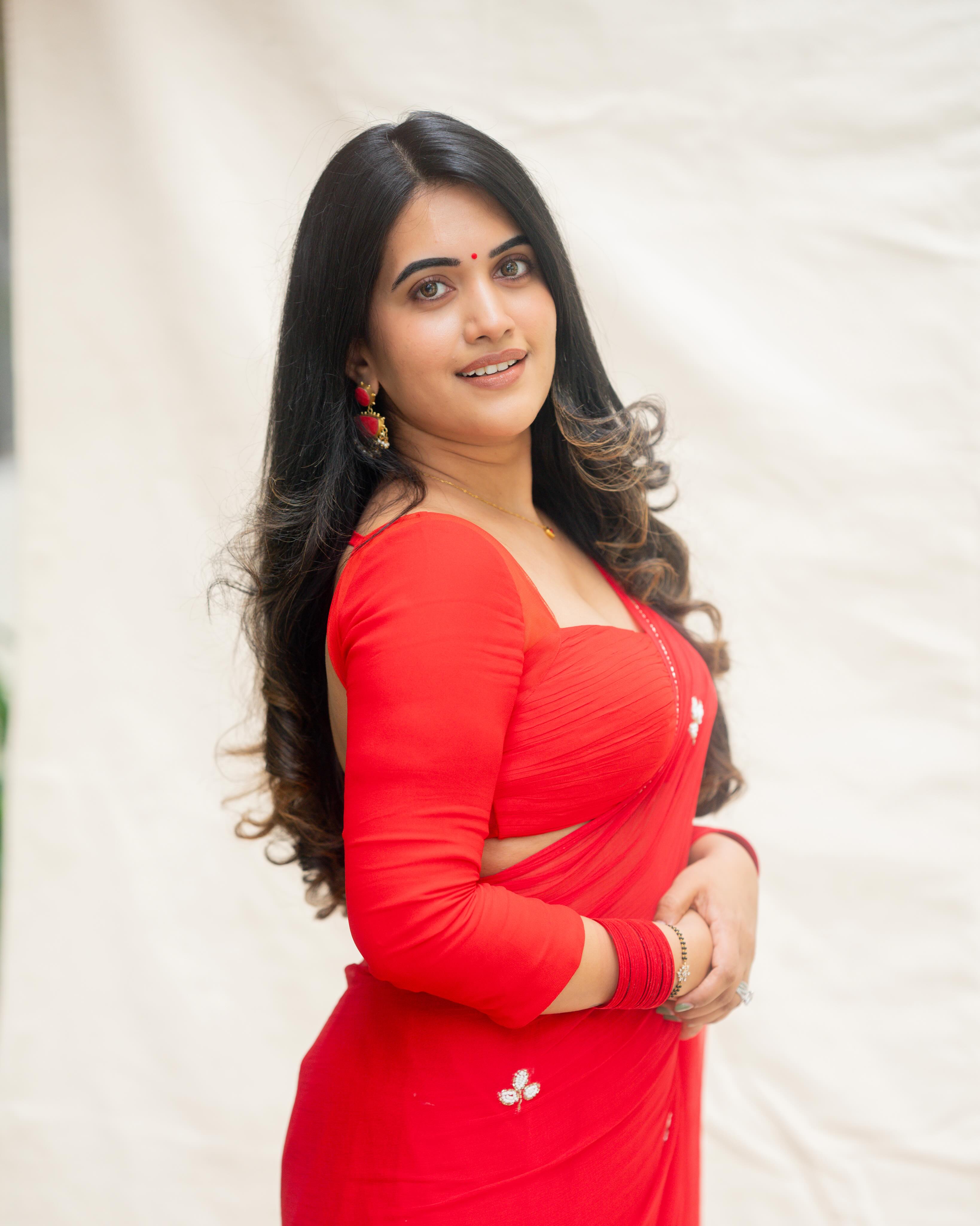 Sravanthi Chokarapu Stunning Looks in Red Saree