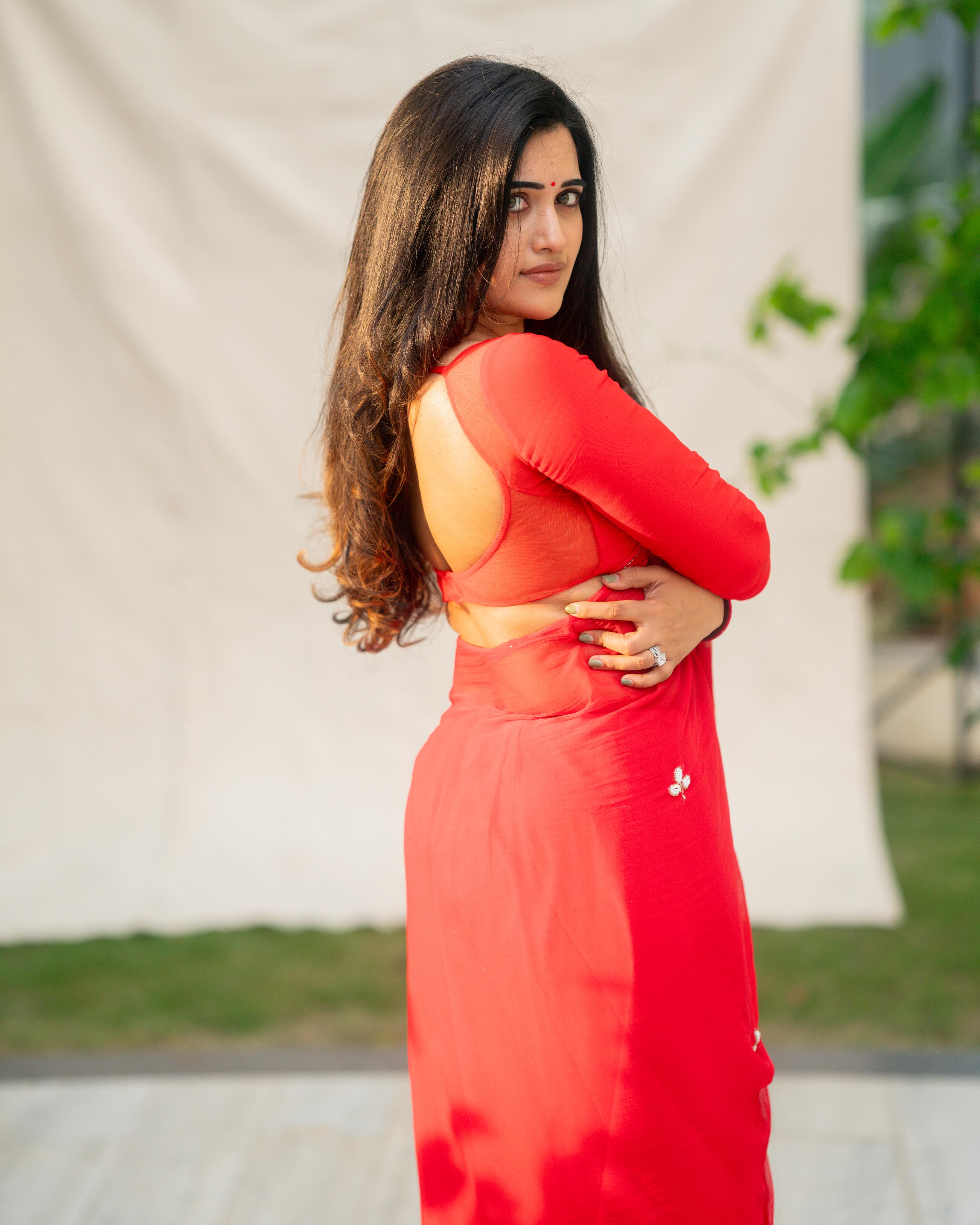 Sravanthi Chokarapu Stunning Looks in Red Saree
