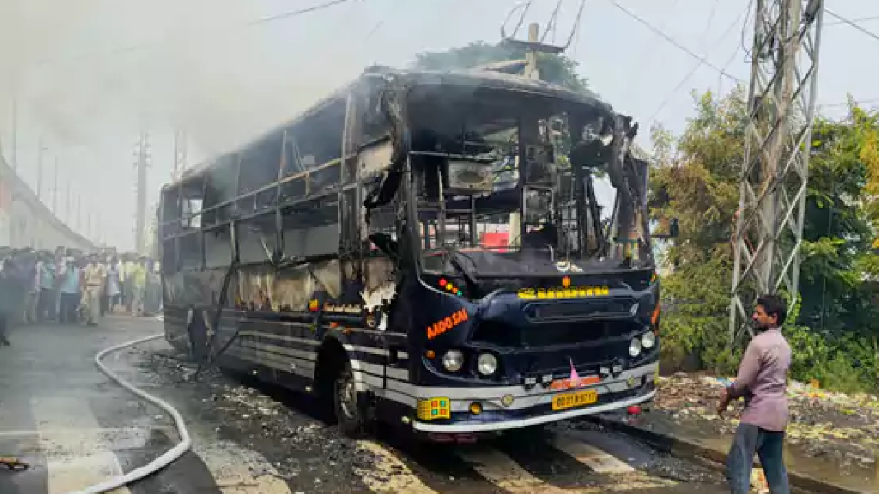 Srikakulam Bus Fire Accident: శ్రీకాకుళంలో ఘోర ప్రమాదం.. నరసన్నపేట వద్ద ప్రైవేట్ బస్సు దగ్ధం