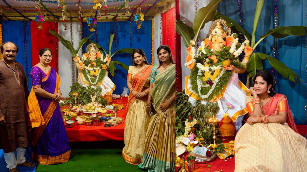 Swetha Naidu : ఫ్యామిలీతో కలిసి డ్యాన్సర్ శ్వేతా నాయుడు వినాయక చవితి సెలబ్రేషన్స్.. ఫొటోలు..