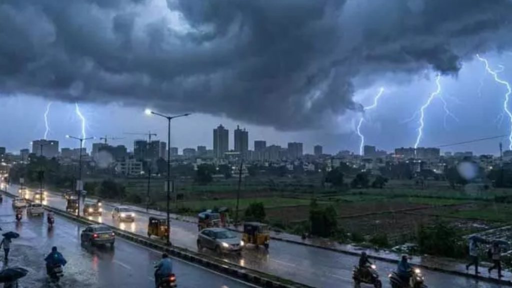 Telangana Rains : తెలంగాణకు రెయిన్ అలర్ట్.. ఈ జిల్లాలకు ఉరుములు, మెరుపులతో కూడిన భారీ వర్ష సూచన.. హెచ్చరికలు జారీ.. Telangana Rains : తెలంగాణకు రెయిన్ అలర్ట్.. ఈ జిల్లాలకు ఉరుములు, మెరుపులతో కూడిన భారీ వర్ష సూచన.. హెచ్చరికలు జారీ..