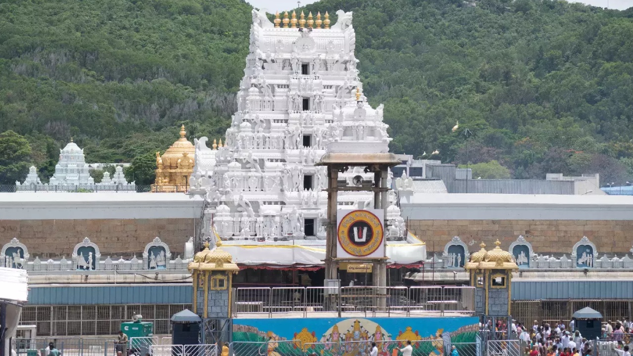 Tirumala : తిరుమల శ్రీవారి దర్శనానికి వెళ్లే భక్తులకు బిగ్ అలర్ట్.. ఈనెల 24 వరకు ఆగాల్సిందే..